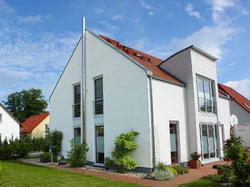 Haus mit Edelstahlschornstein außen © HKI