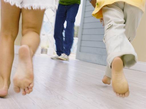 Kinder laufen barfuß auf Fußboden © Energie-Fachberater.de/Image Source
