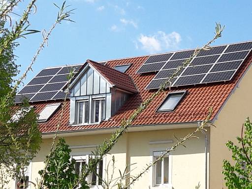 Einfamilienhaus mit Photovoltaik-Anlage © energie-fachberater.de