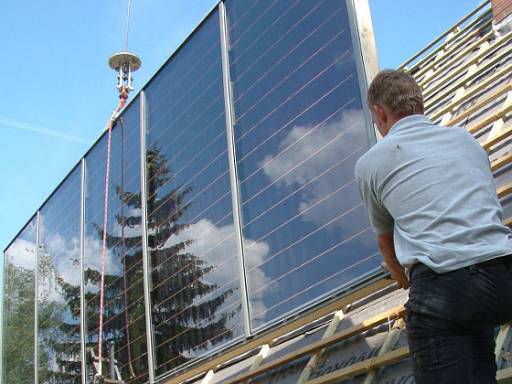 Fachmann bei Installation der Solaranlage auf Dach © Dachdecker Verband Nordrhein