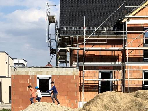 Ziegelrohbau - Baustelle mit Kindern © aktion pro eigenheim