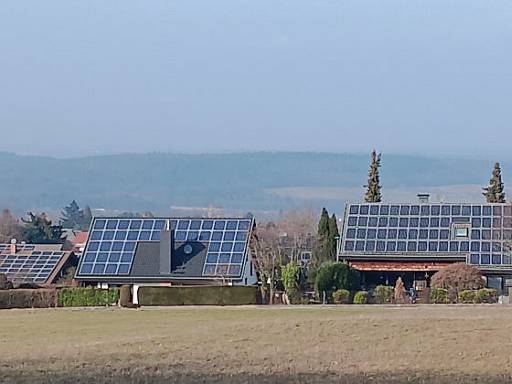 Einfamilienhäuser mit Photovoltaik-Anlage © energie-fachberater.de